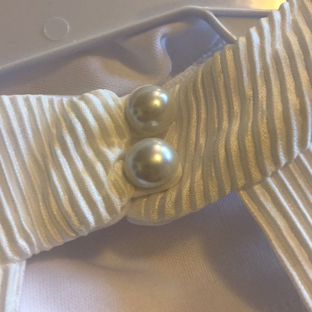 HP🎉White high neckline keyhole tie sleeve blouse - Picture 5 of 7